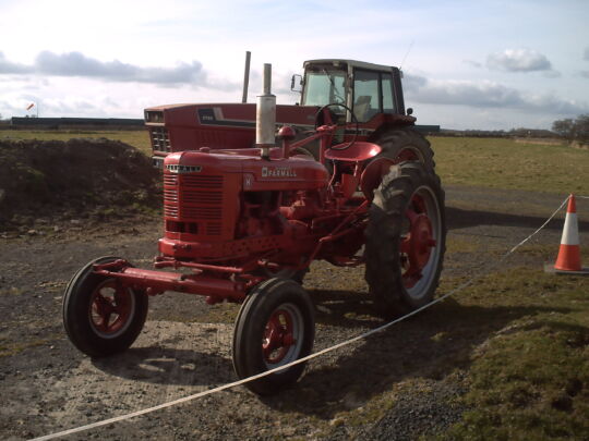 This image has an empty alt attribute; its file name is PICT0172-2-Farmall-H-1-540x405.jpg